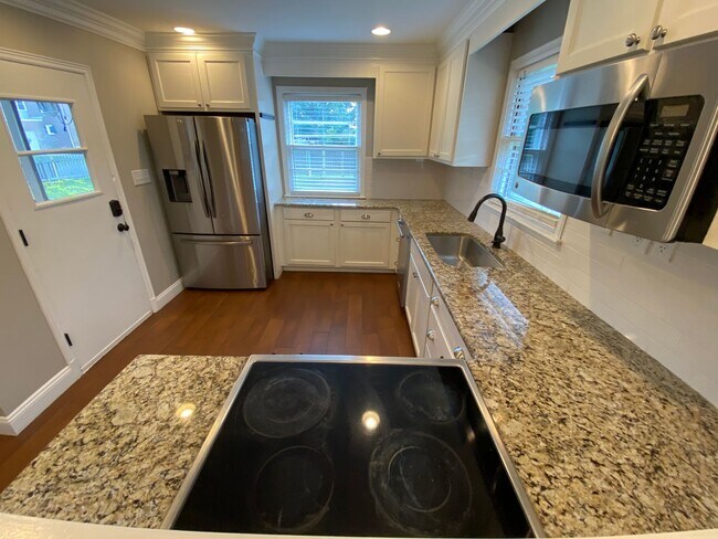 Building Photo - Amazing Brick 3 bedroom 2 bathroom rental ...