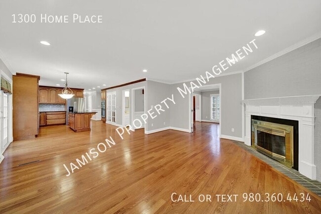 Building Photo - 1300 Home Pl