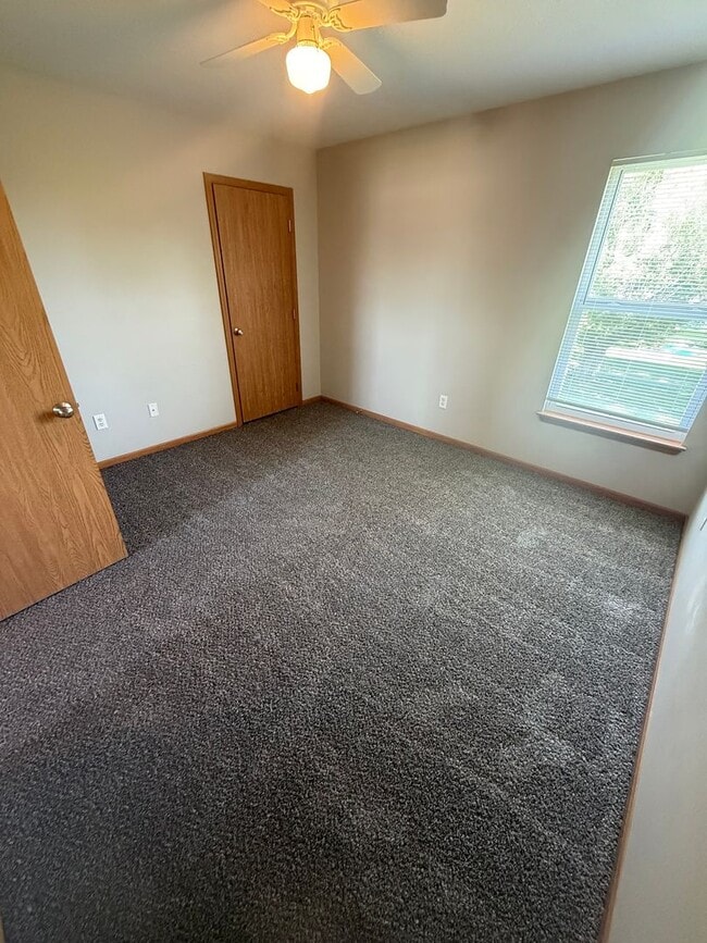 Building Photo - Spacious 3 bedroom, two level duplex in Raymore with new flooring!