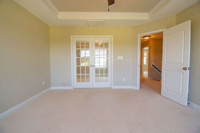 Building Photo - Available July 1! 4 Bedroom 2.5 Bathroom