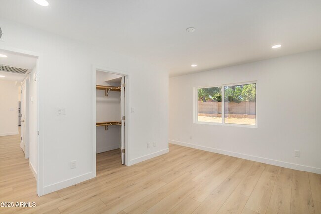 Building Photo - 5038 E Winchcomb Dr