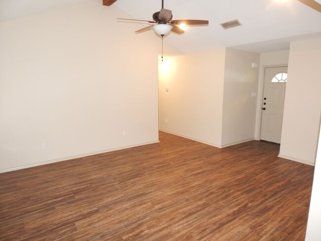 Building Photo - Whitehouse ISD - Beautiful 3 Bedroom, 2 Ba...