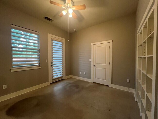 Building Photo - 2520 Bluebonnet Ln