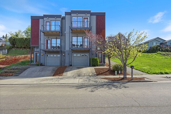 Building Photo - Application Pending - 3 Bedroom Townhouse For Rent In Hood River