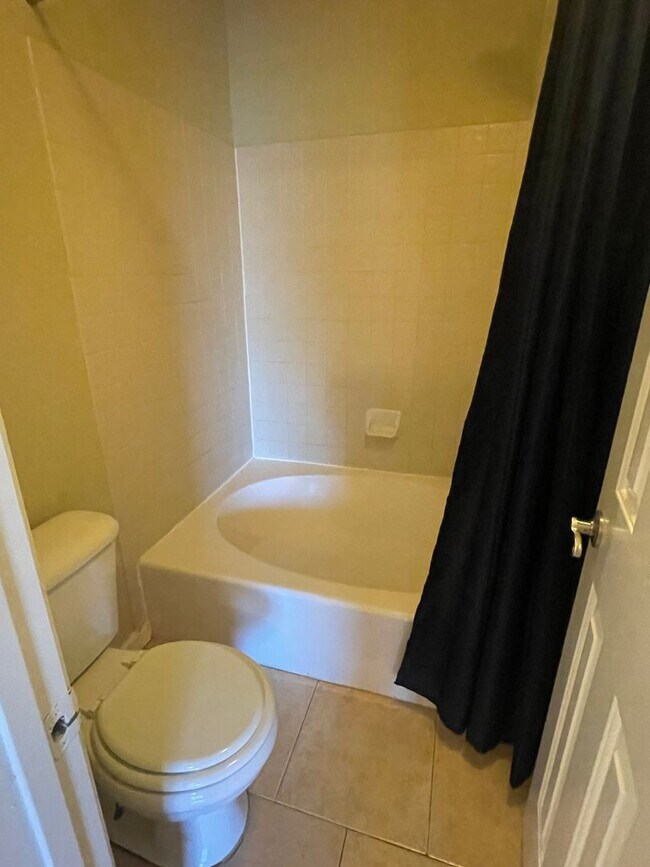 Building Photo - Stylish 2-Bed Townhome with Loft & Dual Pr...