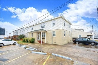 Building Photo - Sunny and Charming Beach Apartment For Rent!