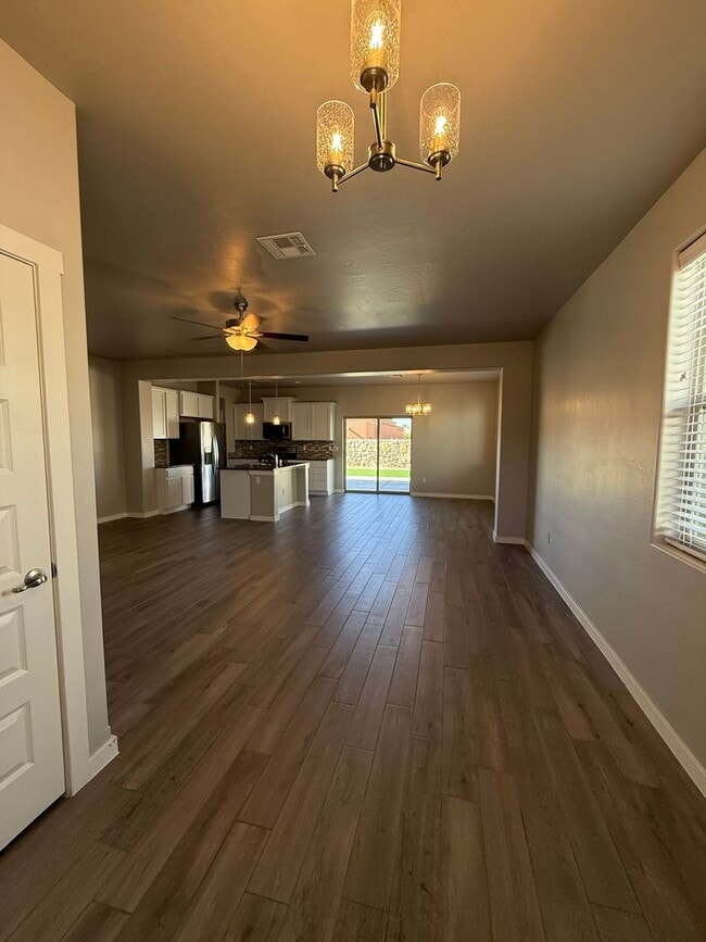 Building Photo - Modern 3 Bed, 2 Bath Home