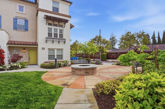 Building Photo - Gorgeous 2 Bed, 2.5 Bath Townhome in Exclusive Reflection Community!