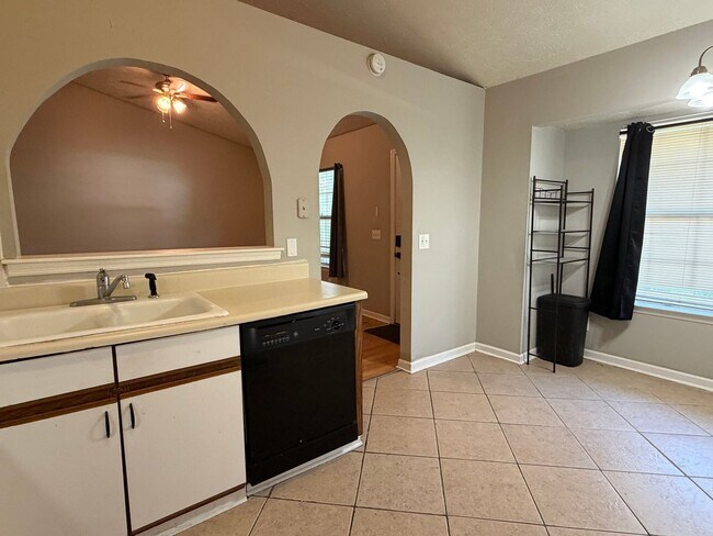Building Photo - 6 Quail Forest Dr