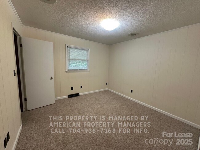 Building Photo - 132 Crest Cir