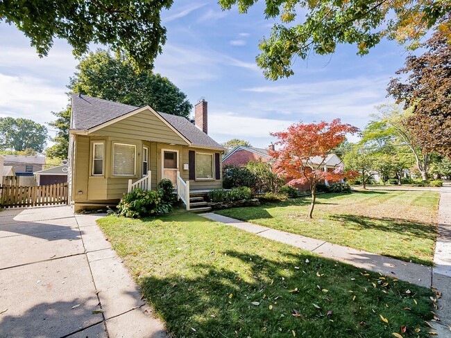 Building Photo - Charming Colonial in the Heart of Grosse P...
