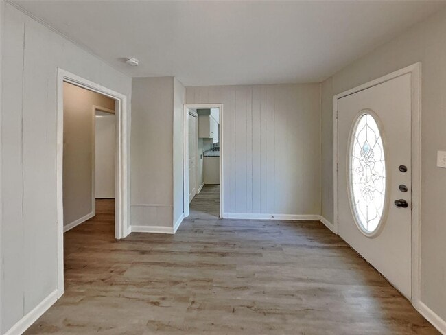 Building Photo - 3 BR/1BA |Single Family Home |  Gated backyard| In Denton