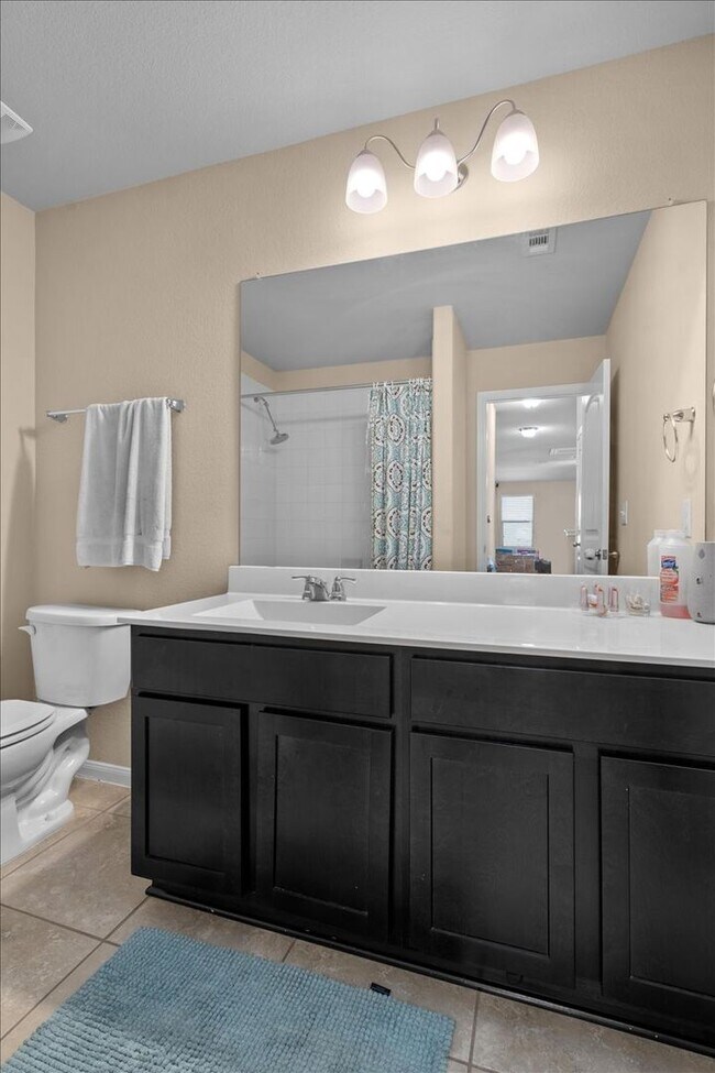 Building Photo - Spectacular 4 Bedroom, 3.5 Bath, Corner Lo...