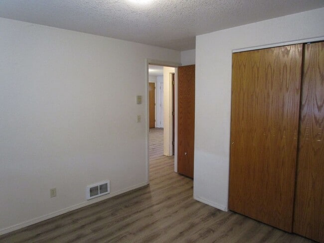 Building Photo - 2 Bedroom Duplex Near Library - Water/Sewe...