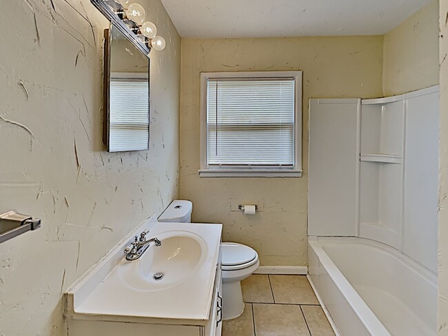 Building Photo - Charming 3-Bedroom Home with Spacious Living & Outdoor Retreat!