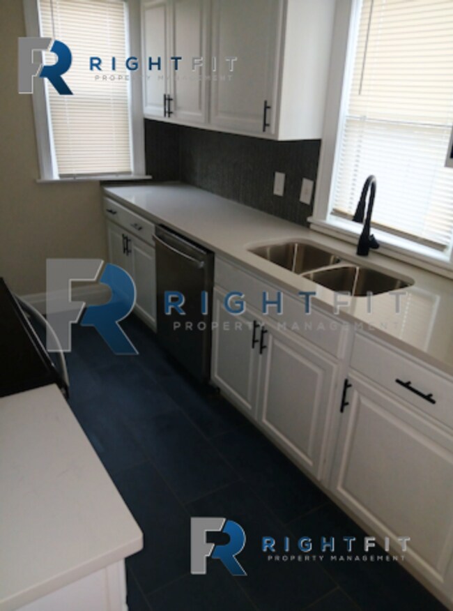 Building Photo - Victorian Charm in the Historic District