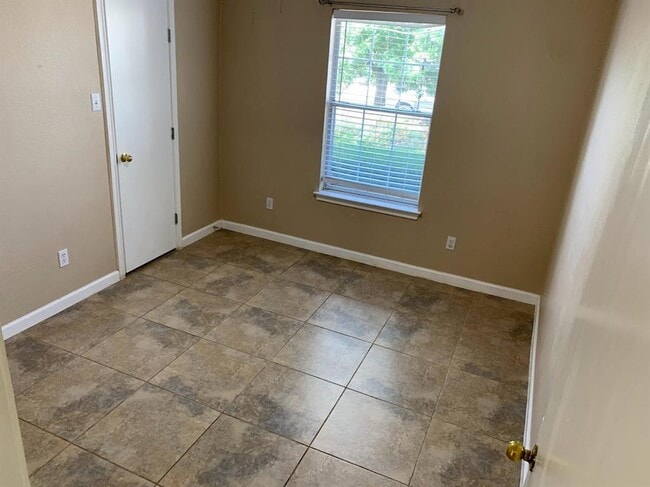 Building Photo - 2866 Southampton Way
