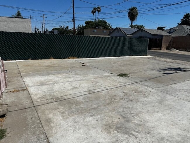 Building Photo - Private 1 Bed, 1 Bath Unit