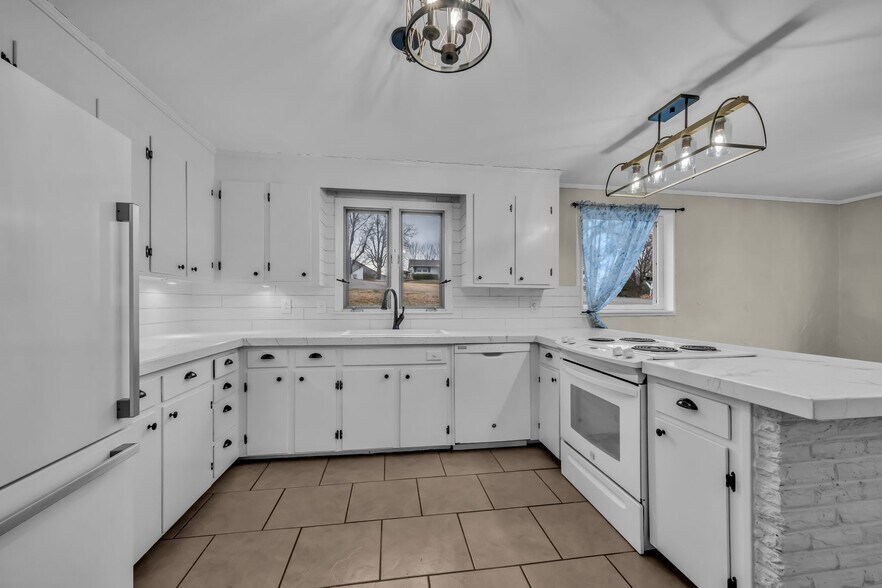 Building Photo - 205 W Lake Dr