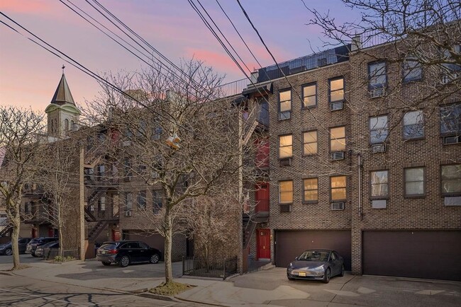 Building Photo - 623 Madison St