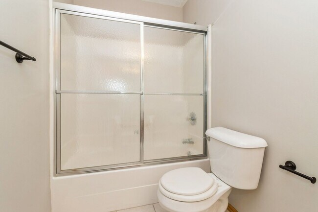 Building Photo - UPDATED TOWNHOME!! 2 Bed, 2.5 Bath Townhome in Ankeny