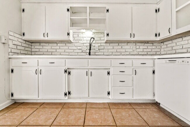 Building Photo - Beautifully Renovated 3 Bedroom Home in KCK Available Now!  1st Month's Rent is FREE!