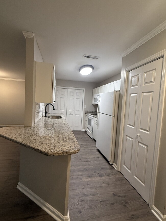 Building Photo - "Cozy 2-Bed Condo in Huntsville with Firep...