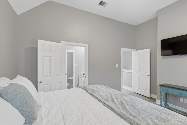 Building Photo - 9003 Bayview Cove Dr