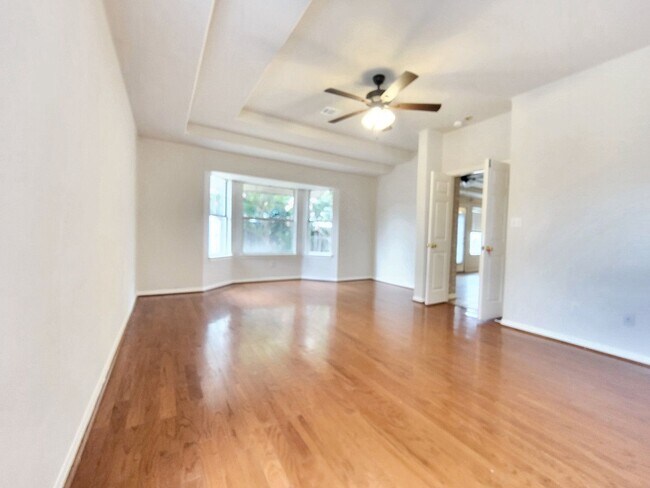 Building Photo - 3/BR, 2/BA Home with Spacious Layout & Lar...