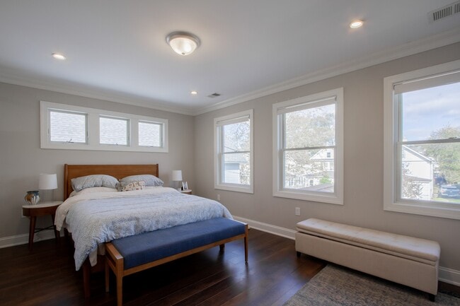 Building Photo - 41 Bank St