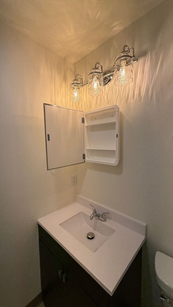 Building Photo - Lower 2-Bedroom | Heat Included & Fully Renovated