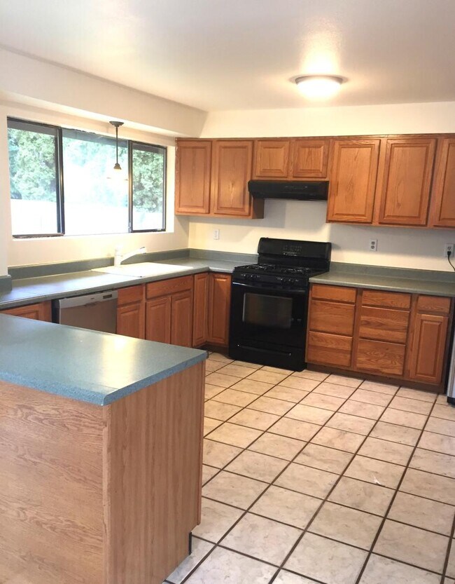 Building Photo - 4 bedroom in Seattle WA 98125