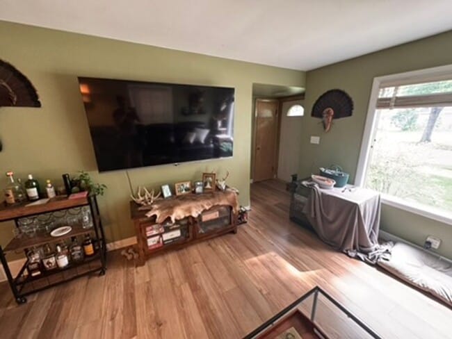 Building Photo - AVAILABLE SEPTEMBER 1: Updated 4-bedroom single family home on a quiet block- with 2 kitchens, 2 ...