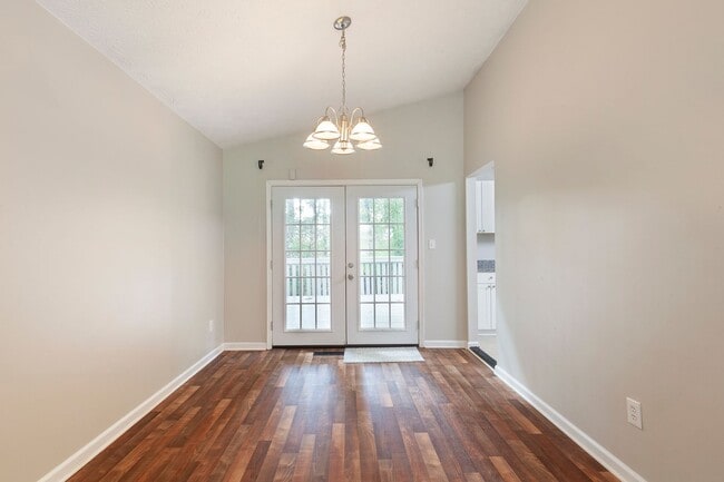 Building Photo - Spacious 3/2.5 Split Level w/ Large Bonus Room and Private Backyard!