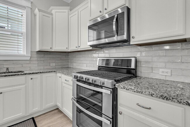 Building Photo - Newly Refreshed Single Story Home in Carol...