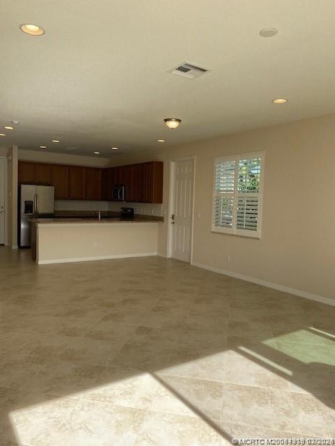 Building Photo - 566 SW Glen Crest Way