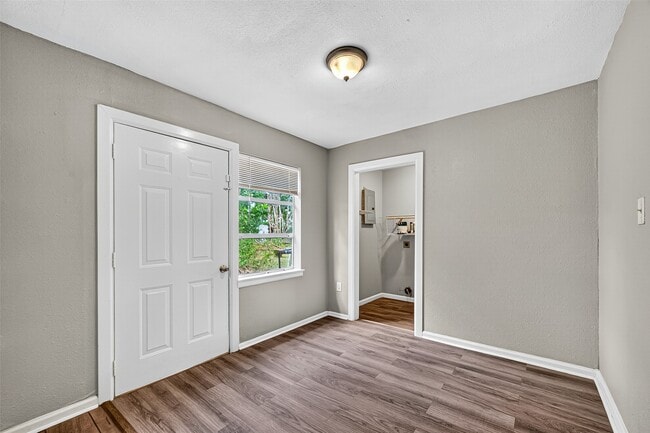 Building Photo - 10106 Sierra Dr