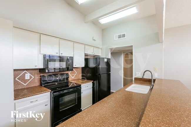 Building Photo - 6301 Fairwood Ave