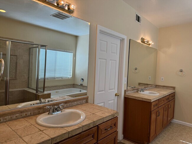 Building Photo - Four bedroom home in the Southwest!