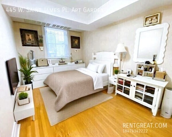 Building Photo - 445 W St James Pl