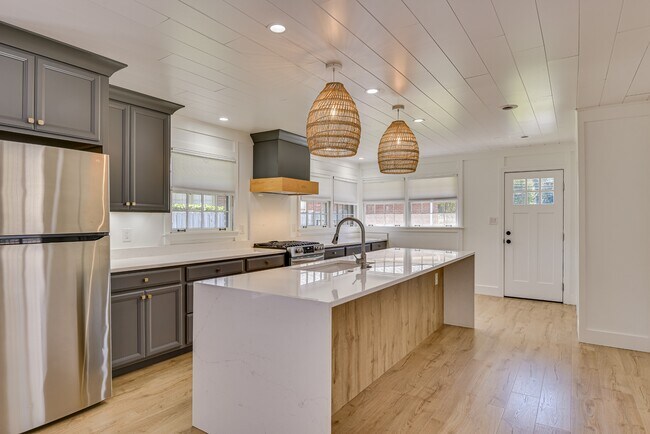 Building Photo - 3137 Edinburgh Dr