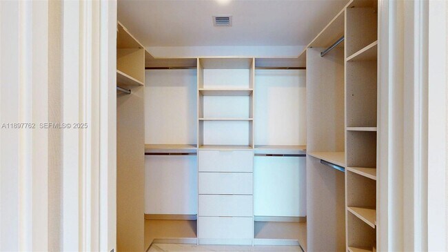 Building Photo - 700 NE 24th St