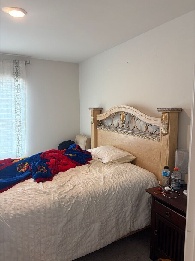 Building Photo - Beautiful Townhome