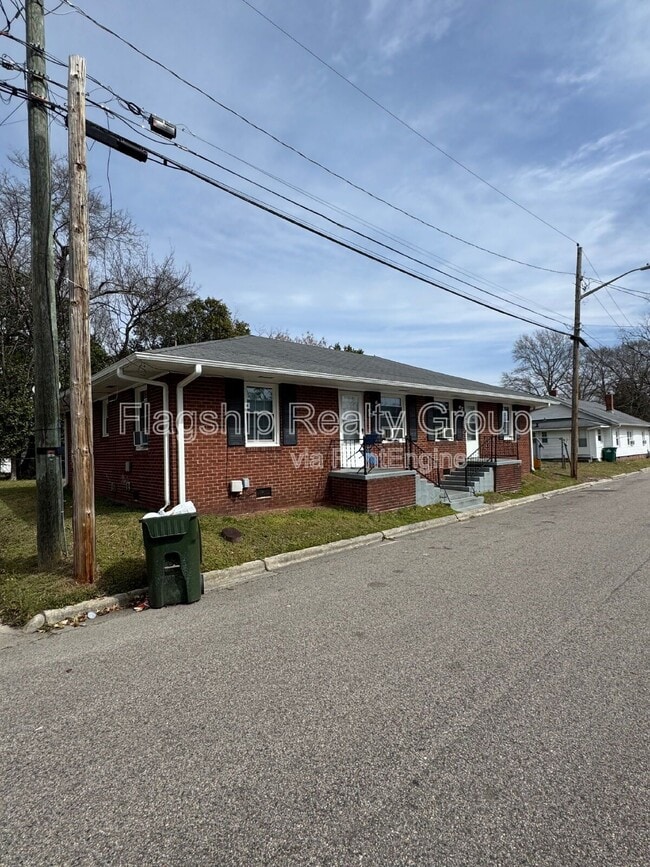 Building Photo - 1002 W 6th St