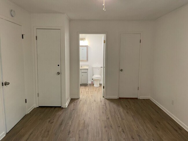 Building Photo - Cutie and move-in ready