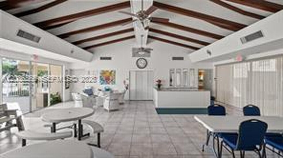 Building Photo - 306 Circle Dr S