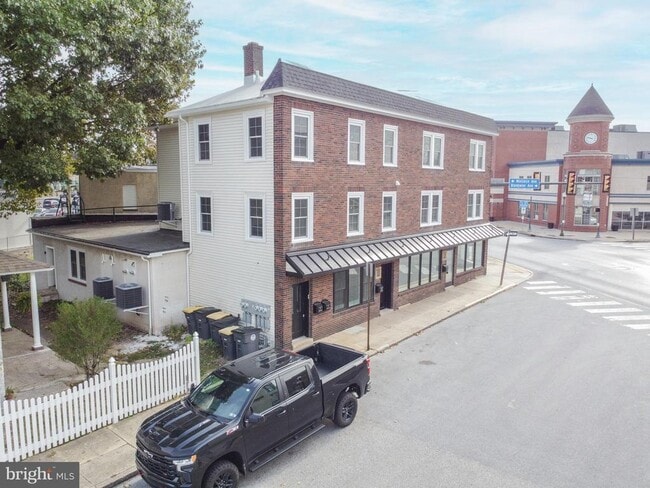 Building Photo - 5 Park Ln