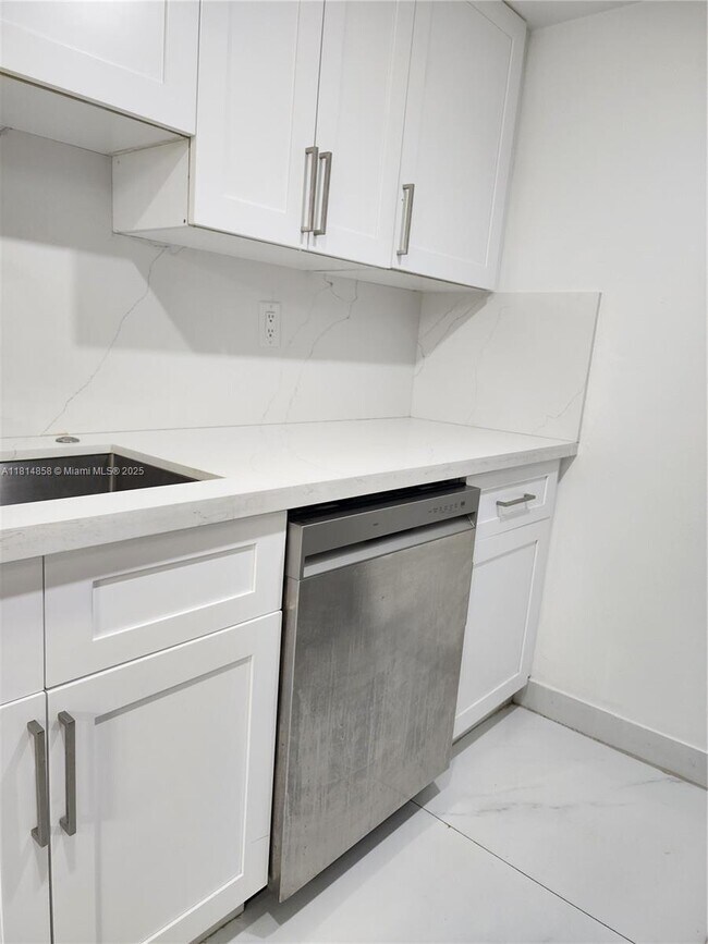 Building Photo - 7101 Miami Lakes Dr