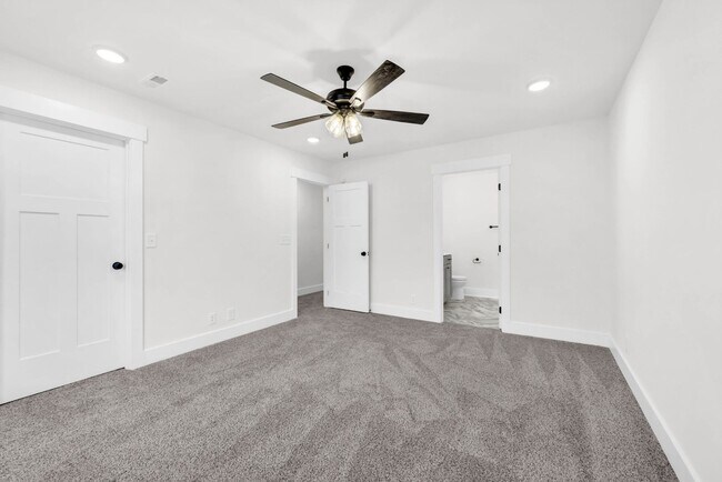 Building Photo - 3 Bedroom 2 1/2 Bath Condo For Rent Near Downtown!