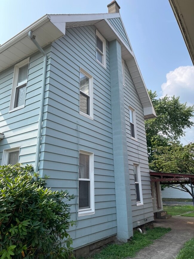 Building Photo - 1148 Memorial Ave